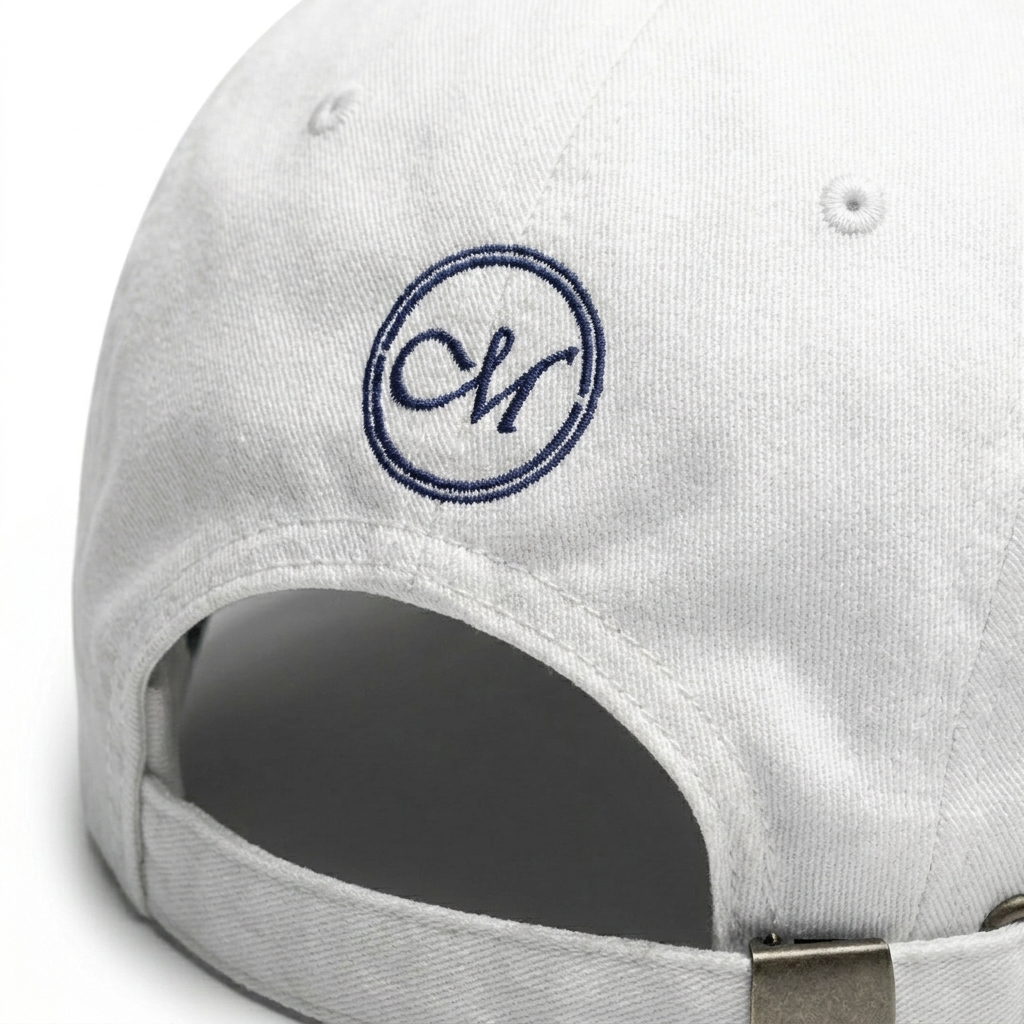 Gorra blanca custom Madeiras — detalle bordado trasero CM